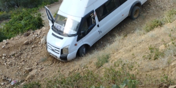 Bingöl'de Kontrolden Çıkan Minibüs Şarampole Uçtu: 7 Kişi Yaralandı Bingöl’de Kontrolden Çıkan Minibüs Şarampole Uçtu: 7 Kişi Yaralandı