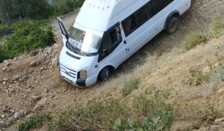 bingolde-kontrolden-cikan-minibus-sarampole-uctu-7-kisi-yaralandi-q98bREKq.jpg