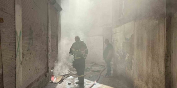 Bir Gündür Sönmeyen Yangın: Ayakkabı Deposu Alev Alev! Bir Gündür Sönmeyen Yangın: Ayakkabı Deposu Alev Alev!