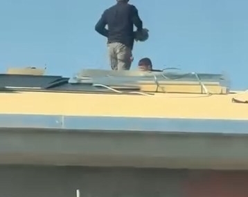 Çatıda Hayati Tehlikeye Rağmen Çalışanlar Çatıda Hayati Tehlikeye Rağmen Çalışanlar