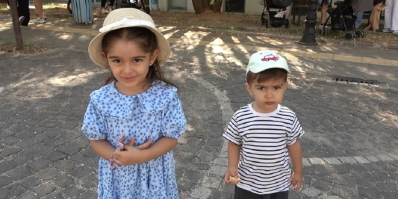Çocukların Dışarıda Beklediği Anlar: Anne ve Babaların İçerideki Mücadelesi Çocukların Dışarıda Beklediği Anlar: Anne ve Babaların İçerideki Mücadelesi