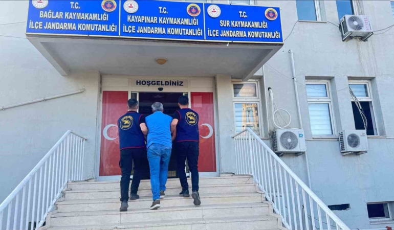 diyarbakirda-20-yila-kadar-hapis-cezasi-alan-40-kisi-yakalandi-WjBFYVPb.jpg