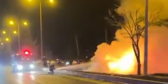 Diyarbakır'da Alevlere Kapılan Otomobil Kazası: Sürücü Yaralı Diyarbakır’da Alevlere Kapılan Otomobil Kazası: Sürücü Yaralı