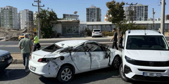 Diyarbakır'da Asfalt Paleti Otomobili Biçti: Şok Edici Kaza! Diyarbakır’da Asfalt Paleti Otomobili Biçti: Şok Edici Kaza!