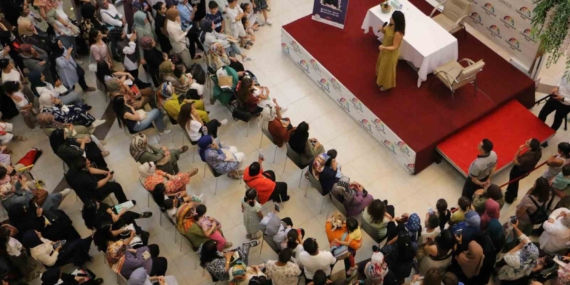 Diyarbakır'da Dilek Cesur Hayranlarıyla İmzalı Buluşma Gerçekleştirdi Diyarbakır’da Dilek Cesur Hayranlarıyla İmzalı Buluşma Gerçekleştirdi