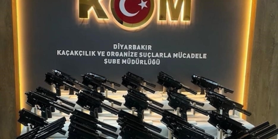 Diyarbakır'da Kaçakçılık Operasyonları: Çok Sayıda Silah ve Aksesuar Ele Geçirildi, 6 Kişi Tutuklandı Diyarbakır’da Kaçakçılık Operasyonları: Çok Sayıda Silah ve Aksesuar Ele Geçirildi, 6 Kişi Tutuklandı