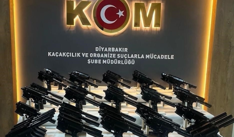 diyarbakirda-kacakcilik-operasyonlari-cok-sayida-silah-ve-aksesuar-ele-gecirildi-6-kisi-tutuklandi-AQlwQ8Of.jpg