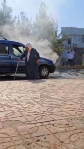 diyarbakirda-korkunc-bir-olay-seyir-halindeki-araba-yasli-kadinla-birlikte-alev-aldi-BHFDc4cJ.jpg