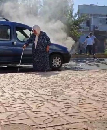 diyarbakirda-korkunc-bir-olay-seyir-halindeki-araba-yasli-kadinla-birlikte-alev-aldi-BHFDc4cJ.jpg