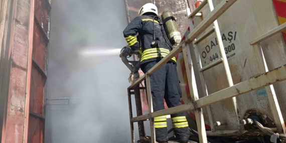Diyarbakır'da Korkutan Depo Yangını: Olayın Detayları Diyarbakır’da Korkutan Depo Yangını: Olayın Detayları