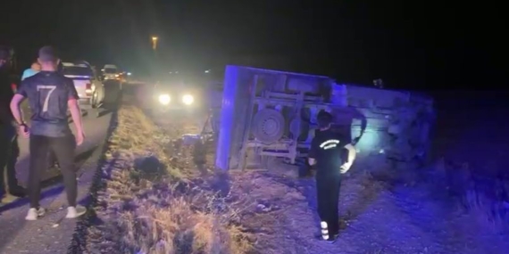 Diyarbakır'da Lastiği Patlayan Kamyonet Yoldan Çıktı: 1 Kişi Yaralandı Diyarbakır’da Lastiği Patlayan Kamyonet Yoldan Çıktı: 1 Kişi Yaralandı