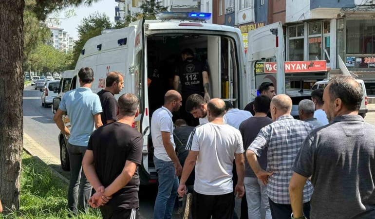 diyarbakirda-minibusun-carptigi-yaya-yasam-mucadelesi-veriyor-WeGGWVsK.jpg