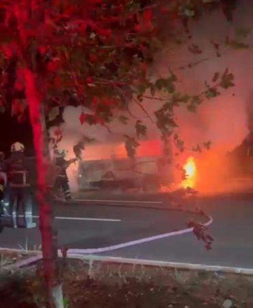 diyarbakirda-park-halindeki-minibus-yanginla-yandi-IdyM2vwy.jpg