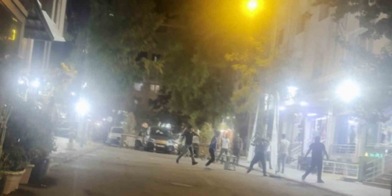 Diyarbakır'da Taburelerle Gerçekleşen İlginç Kavga Görüntüleri Diyarbakır’da Taburelerle Gerçekleşen İlginç Kavga Görüntüleri