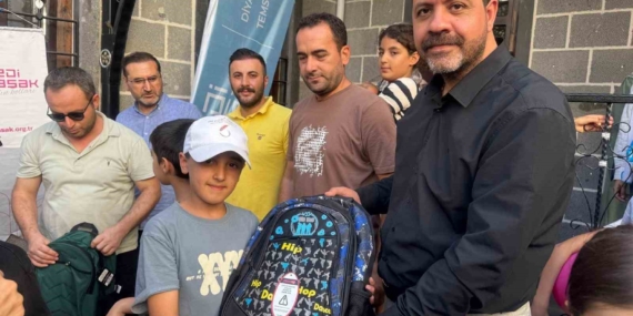 Diyarbakırlı İş Adamı Bozkuş'un Öğrencilere Duyarlı Destekleri Diyarbakırlı İş Adamı Bozkuş’un Öğrencilere Duyarlı Destekleri