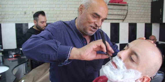 Efsanevi Berber: 50 Yıldır Usturasıyla Hayat Kesiyor Efsanevi Berber: 50 Yıldır Usturasıyla Hayat Kesiyor