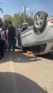 ehliyetsiz-surucunun-takla-atan-aracini-birakip-kacmasi-SGYRVyvW.jpg