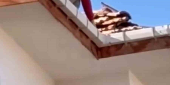 Elazığ'da Çatıda Riskli Çalışma: Güvenlik Önlemleri ve Önemi Elazığ’da Çatıda Riskli Çalışma: Güvenlik Önlemleri ve Önemi