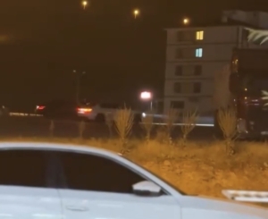 elazigda-drift-yapan-arac-kameralara-yansidi-o-anlarin-goruntuleri-MWVZ7nId.jpg