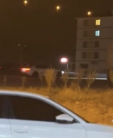 elazigda-drift-yapan-arac-kameralara-yansidi-o-anlarin-goruntuleri-MWVZ7nId.jpg