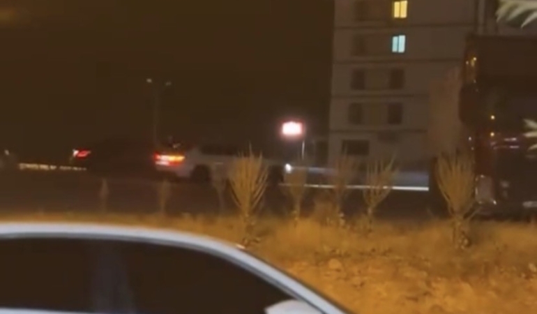 elazigda-drift-yapan-arac-kameralara-yansidi-o-anlarin-goruntuleri-MWVZ7nId.jpg