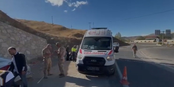 Elazığ'da Durağa Daldı: 1'i Ağır 6 Yaralı Otomobil Kazası Elazığ’da Durağa Daldı: 1’i Ağır 6 Yaralı Otomobil Kazası
