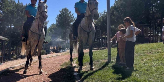 Elazığ’da Harput ve Cip: Atlı Jandarma Timlerinin Korumasında Elazığ’da Harput ve Cip: Atlı Jandarma Timlerinin Korumasında