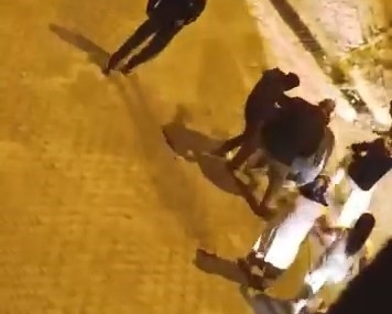 Elazığ'da İki Gruplar Arasında Tekerleme Yumruklu Kavga Elazığ’da İki Gruplar Arasında Tekerleme Yumruklu Kavga