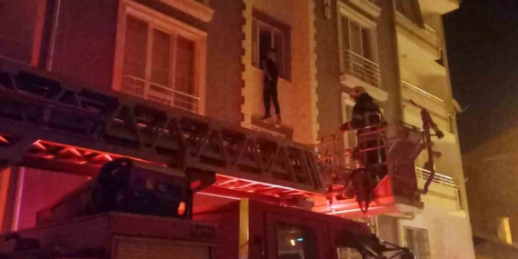 Elazığ'da İntihara Kalkışan Bireyi İtfaiye Ekipleri İkna Ederek Kurtardı Elazığ’da İntihara Kalkışan Bireyi İtfaiye Ekipleri İkna Ederek Kurtardı