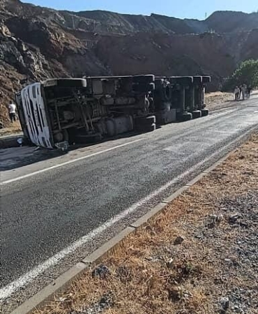 elazigda-kontrolden-cikan-tirin-devrilme-ani-TlBnOlx9.jpg