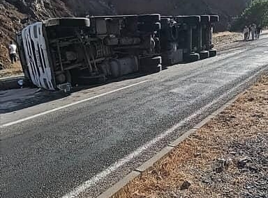 Elazığ'da Kontrolden Çıkan Tırın Devrilme Anı Elazığ’da Kontrolden Çıkan Tırın Devrilme Anı