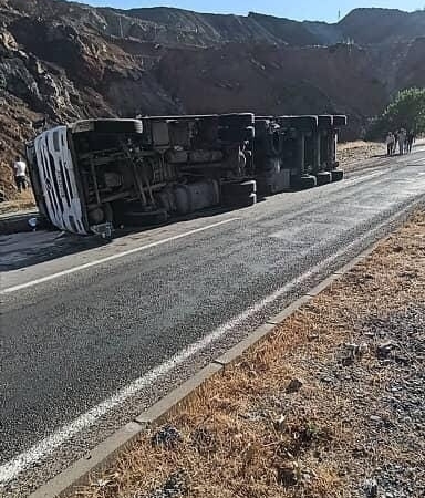 elazigda-kontrolden-cikan-tirin-devrilme-ani-TlBnOlx9.jpg