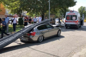 elazigda-luks-arac-demir-yiginlarinin-altinda-kaldi-2-yarali-O4PEt6gf.jpg