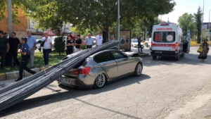 elazigda-luks-arac-demir-yiginlarinin-altinda-kaldi-2-yarali-O4PEt6gf.jpg