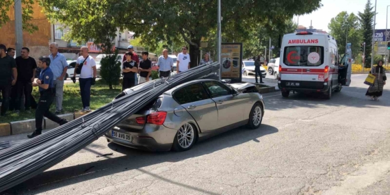 Elazığ'da Lüks Araç Demir Yığınlarının Altında Kaldı: 2 Yaralı Elazığ’da Lüks Araç Demir Yığınlarının Altında Kaldı: 2 Yaralı