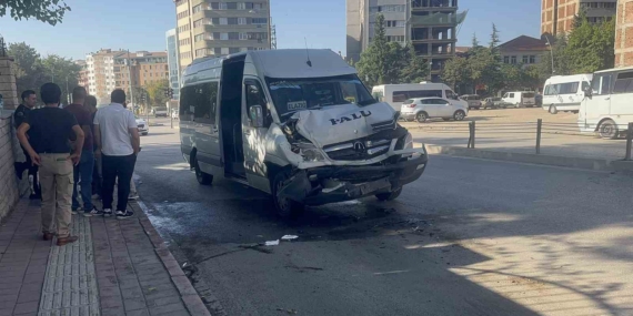 Elazığ'da Meydana Gelen Minibüs-Otobüs Kazasında 8 Kişi Yaralandı Elazığ’da Meydana Gelen Minibüs-Otobüs Kazasında 8 Kişi Yaralandı