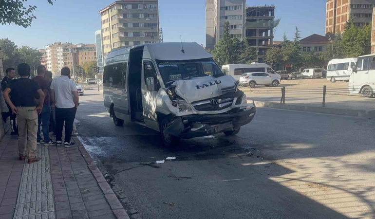 elazigda-meydana-gelen-minibus-otobus-kazasinda-8-kisi-yaralandi-AYyiMpc9.jpg