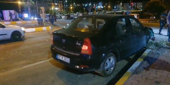 Elazığ'da Otomobil ve Motosiklet Çarpışması: 2 Yaralı Elazığ’da Otomobil ve Motosiklet Çarpışması: 2 Yaralı