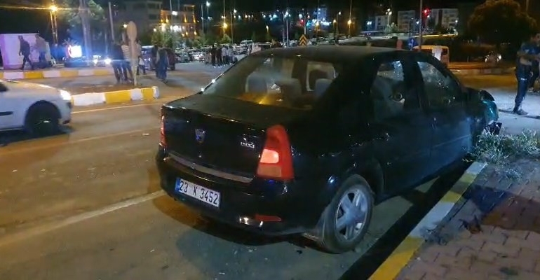 elazigda-otomobil-ve-motosiklet-carpismasi-2-yarali-I4bWX1A6.jpg