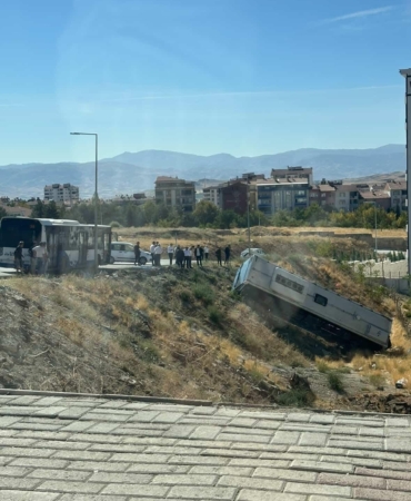 elazigda-park-halindeki-otobus-sarampole-devrildi-kaza-detaylari-3bJab5zu.jpg