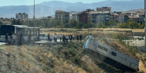 Elazığ'da Park Halindeki Otobüs Şarampole Devrildi: Kaza Detayları Elazığ’da Park Halindeki Otobüs Şarampole Devrildi: Kaza Detayları
