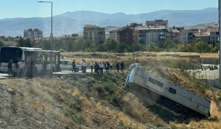 elazigda-park-halindeki-otobus-sarampole-devrildi-kaza-detaylari-3bJab5zu.jpg