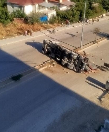 elazigda-refuje-carpan-tir-devrildi-olayin-detaylari-JWsej8zt.jpg