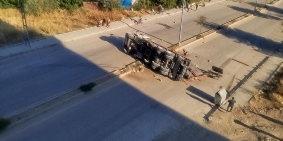 Elazığ'da Refüje Çarpan Tır Devrildi: Olayın Detayları Elazığ’da Refüje Çarpan Tır Devrildi: Olayın Detayları