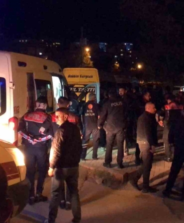 elazigda-sopali-kavga-3-kisi-yaralandi-8BEHig71.jpg