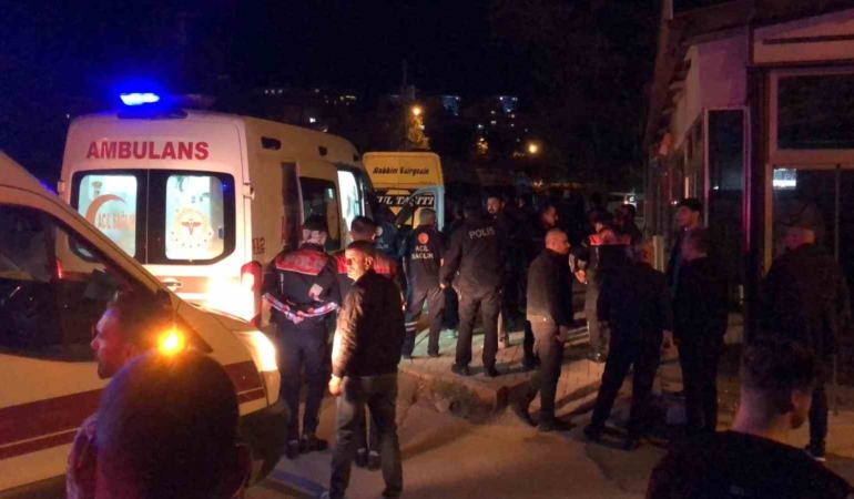 elazigda-sopali-kavga-3-kisi-yaralandi-8BEHig71.jpg