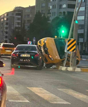elazigda-ticari-taksi-ve-otomobil-carpisti-2-yarali-olayi-2wD9Qsg7.jpg