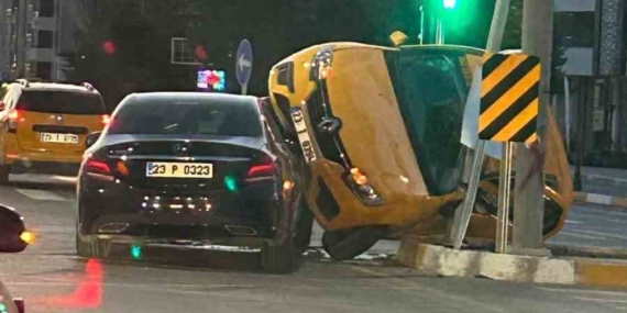 Elazığ’da Ticari Taksi ve Otomobil Çarpıştı: 2 Yaralı Olayı! Elazığ’da Ticari Taksi ve Otomobil Çarpıştı: 2 Yaralı Olayı!