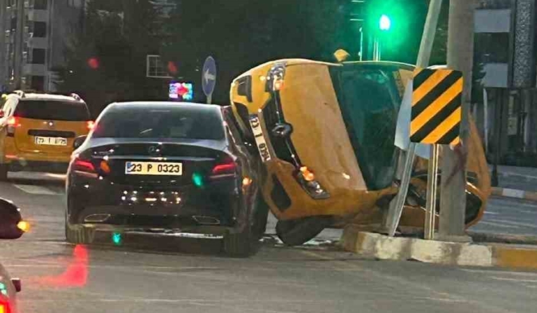 elazigda-ticari-taksi-ve-otomobil-carpisti-2-yarali-olayi-2wD9Qsg7.jpg