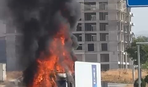 Elazığ'da Bir Tır Alevlere Teslim Oldu Elazığ’da Bir Tır Alevlere Teslim Oldu